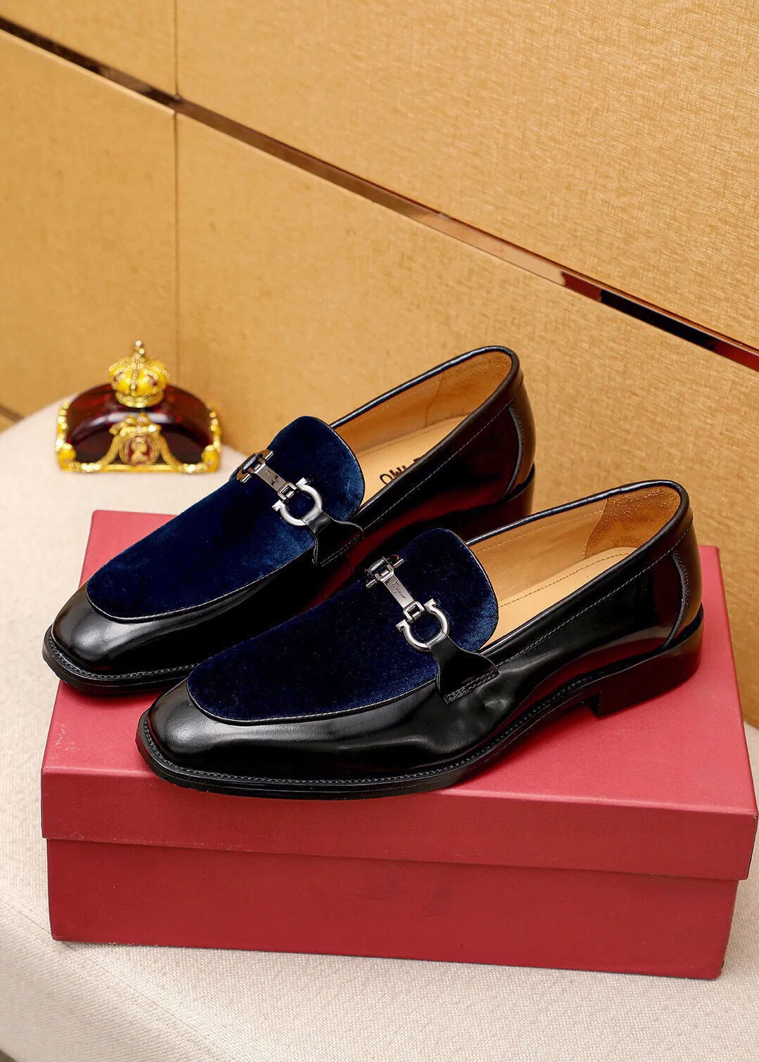 Men's shoes 💰460 💐 Product trademark: Ferragamo "Ferragamo" casual leather shoes Regular size: 38-44 (45.46.47🉑️Customized) Product materials: Selected imported top-layer high mercerized calfskin upper + luxury hardware buckle, imported water-dyed cow leather lining. Strong three-dimensional visual effect, rubber outsole Color: 2⃣️colors available